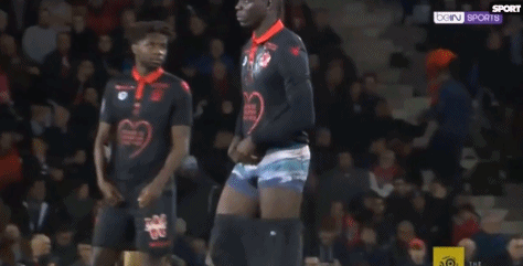 球队开场三分钟就进球，太狠