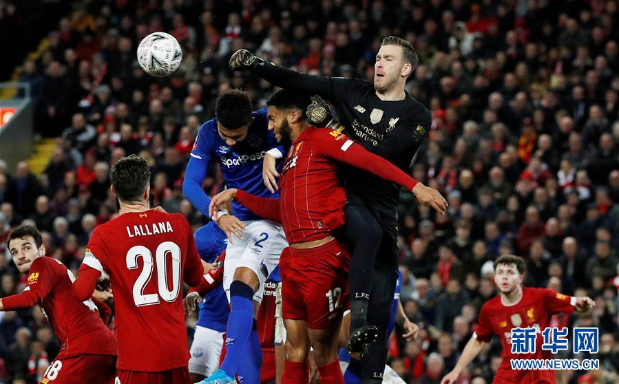 詹姆斯高空接力扣篮，点燃全场