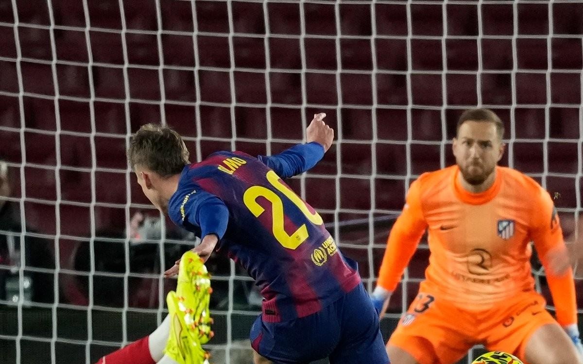 为了赢，你的面相都变了！ 贺希宁在底角用力使相，都快变成布克了