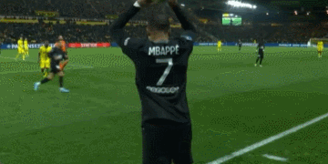 皇马在国家德比后失利，阿隆索面临下课危机，巴萨趁机领跑，西甲争冠形势严峻。（皇马德比败北阿隆索帅位告急，巴萨趁势领跑，西甲争冠白热化）